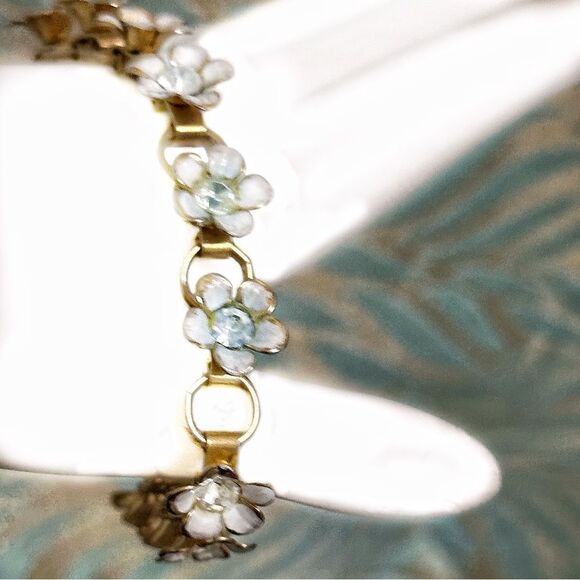 Vintage white floral sparkling crystal goldtone link bracelet 3” diameter - Picture 4 of 7